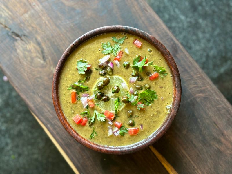 Zuppa di lenticchie con erbe aromatiche fresche
